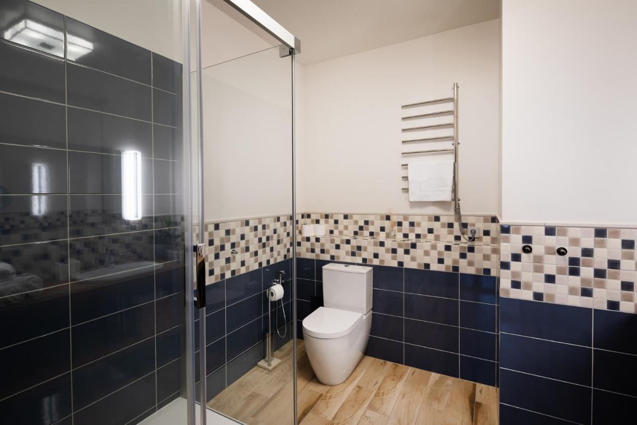 Riverside Spacious One Bedroom Huoneisto